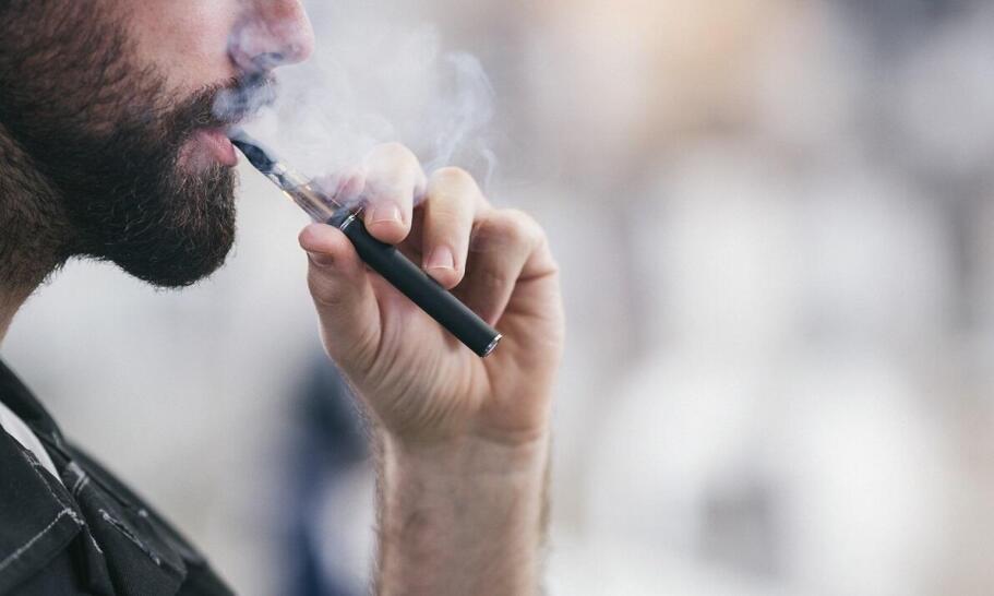 jak zaciągać vape, osoba używająca jednorazówki, wapowanie, zaciąganie się e-papierosem - Jak prawidłowo zaciągać się korzystając z e-papierosa?
